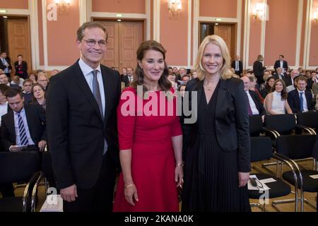 Berlins Bürgermeister Michael Müller (L), die Familienministerin Manuela Schwesig (R) und die preisgekrönte Melinda Gates posieren zu Beginn der Verleihung der Otto-Hahn-Friedensmedaille am 25. Mai 2017 im Berliner Rathaus. (Foto von Emmanuele Contini/NurPhoto) *** Bitte benutzen Sie die Gutschrift aus dem Kreditfeld *** Stockfoto