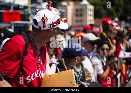 Michael Schumacher und Ferrari-Fan mit einer fantastischen Kappe beim Großen Preis von Monaco der FIA Formel 1-Meisterschaft, am 26.. Von 2017 in Monaco. (Foto von Xavier Bonilla/NurPhoto) *** Bitte nutzen Sie die Gutschrift aus dem Kreditfeld *** Stockfoto