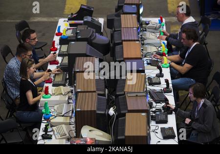 Menschen spielen auf der Pixel Heaven Messe in Warschau, 26. Mai 2017, Polen, Oldschool-Videospiele (Foto: Krystian Dobuszynski/NurPhoto) *** Bitte nutzen Sie die Gutschrift aus dem Credit Field *** Stockfoto