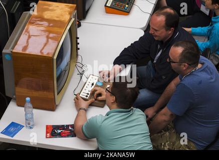 Menschen spielen auf der Pixel Heaven Messe in Warschau, 26. Mai 2017, Polen, Oldschool-Videospiele (Foto: Krystian Dobuszynski/NurPhoto) *** Bitte nutzen Sie die Gutschrift aus dem Credit Field *** Stockfoto