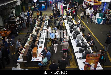 Menschen spielen auf der Pixel Heaven Messe in Warschau, 26. Mai 2017, Polen, Oldschool-Videospiele (Foto: Krystian Dobuszynski/NurPhoto) *** Bitte nutzen Sie die Gutschrift aus dem Credit Field *** Stockfoto