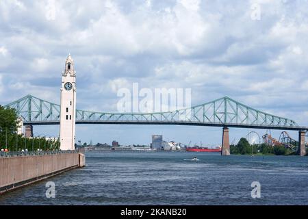 Der Glockenturm von Montreal befindet sich am Eingang des alten Hafens (Quai de l'Horloge). Auch Victoria Pier oder Matrosen Memorial Clock genannt. Stockfoto