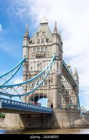 Tower Bridge von Shade Thames, London Borough of Southwark, Greater London, England, Vereinigtes Königreich Stockfoto