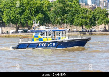 Metropolitan Police startet auf der Themse vom Queen's Walk, Southwark, London Borough of Southwark, Greater London, England, Vereinigtes Königreich Stockfoto