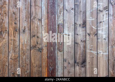 Alte Holztür mit Vintage Türgriff Stockfoto