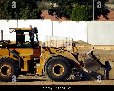 Giza, Ägypten, Oktober 16 2022: Ein Frontlader-LKW auf einer Baustelle von Neubauten in Giza Zed Stadtprojekt verladen und transportieren Sand aus Stockfoto