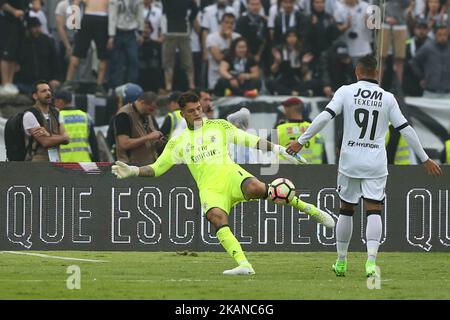 Benficas brasilianischer Torwart Ederson Moraes (L ) während des Portugal Cup Final Fußballspiels SL Benfica gegen Vitoria Guimaraes SC am 28. Mai 2017 im Jamor-Stadion in Oeiras, einem Vorort von Lissabon. Foto: Pedro Fiuza ( Foto von Pedro FiÃºza/NurPhoto) *** Bitte nutzen Sie die Gutschrift aus dem Kreditfeld *** Stockfoto