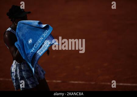 DIE US-Venus Williams reagiert während ihres Tennisspiels bei den Roland Garros 2017 French Open am 28. Mai 2017 in Paris auf die chinesische Wang Qiang. (Foto von Mehdi Taamallah/NurPhoto) *** Bitte benutzen Sie die Gutschrift aus dem Kreditfeld *** Stockfoto