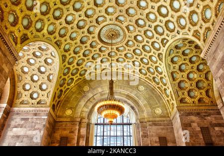 Verzierte Kassettendecke im Commerce Court Building in der Innenstadt von Toronto, Kanada. Das Commerce Court Building wurde 1929 erbaut und ist ein Komplex aus vier Bürogebäuden an der King and Bay Street im Finanzviertel von Toronto, Ontario, Kanada. Hauptmieter ist die Canadian Imperial Bank of Commerce (CIBC). Die Gebäude sind eine Mischung aus Art déco-, internationalen und frühen modernistischen Architekturstilen. (Foto by Creative Touch Imaging Ltd./NurPhoto) *** Bitte nutzen Sie die Gutschrift aus dem Kreditfeld *** Stockfoto