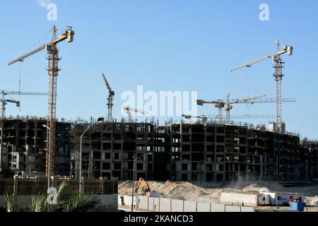 Giza, Ägypten, Oktober 16 2022: Eine Baustelle des neuen Aufstiegs der neuen hohen Wohnbaustadt in Ägypten mit Krantürmen und Maschinen, die ich Stockfoto