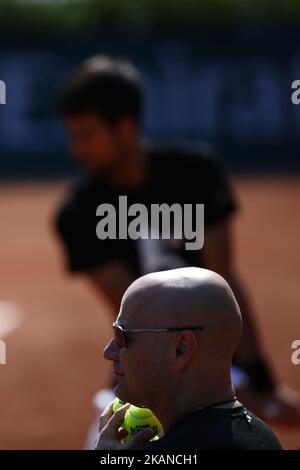 Trainer Andre Agassi sieht sich während eines Novak Djokovic Trainings vor seinem Spiel gegen den Spanier Marcel Granollers am zweiten Tag der French Open 2017 bei Roland Garros am 29. Mai 2017 in Paris, Frankreich, an. (Foto von Mehdi Taamallah/NurPhoto) *** Bitte benutzen Sie die Gutschrift aus dem Kreditfeld *** Stockfoto