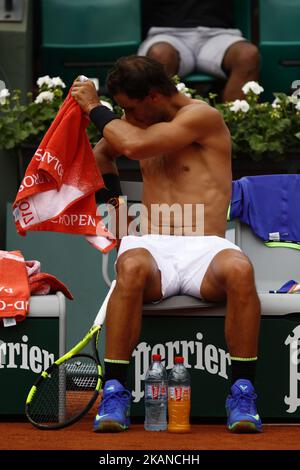 Rafael Nadal (ESP) reagiert während der Roland Garros French Tennis Open 2017, am 29. Mai 2017, im Roland Garros Stadion in Paris, Frankreich (Foto von Mehdi Taamallah/NurPhoto) *** Bitte benutzen Sie die Gutschrift aus dem Credit Field *** Stockfoto