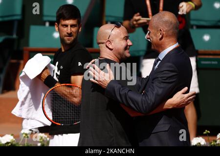 Andre Kirk Agassi (USA), neuer Trainer von Novak Djokovic (SRB), grüßt Guy Forget während der Übungen am zweiten Tag der French Open 2017 bei Roland Garros am 29. Mai 2017 in Paris, Frankreich. (Foto von Mehdi Taamallah/NurPhoto) *** Bitte benutzen Sie die Gutschrift aus dem Kreditfeld *** Stockfoto