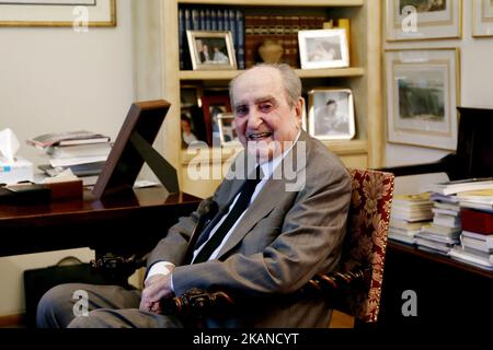 Foto des ehemaligen griechischen Premierministers Constantine Mitsotakis in seinem Büro, am 18. Dezember 2014. Konstantin Mitsotakis, ein ehemaliger konservativer Premierminister, starb am frühen Montag, dem 29. Mai 2017. Er war 98 Jahre alt. (Foto von Panayotis Tzamaros/NurPhoto) *** Bitte nutzen Sie die Gutschrift aus dem Kreditfeld *** Stockfoto