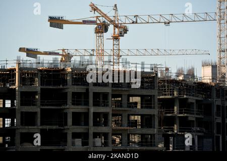 Giza, Ägypten, Oktober 16 2022: Eine Baustelle des neuen Aufstiegs der neuen hohen Wohnbaustadt in Ägypten mit Krantürmen und Maschinen, die ich Stockfoto