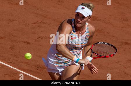 Timea Babos von Ungarn gibt den Ball an Alizé Cornet von Frankreich während der ersten Runde bei Roland Garros Grand Slam Turnier - Tag 3 am 30. Mai 2017 in Paris, Frankreich zurück. (Foto von Robert Szaniszló/NurPhoto) *** Bitte nutzen Sie die Gutschrift aus dem Kreditfeld *** Stockfoto