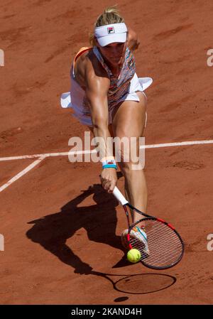 Timea Babos von Ungarn gibt den Ball an Alizé Cornet von Frankreich während der ersten Runde bei Roland Garros Grand Slam Turnier - Tag 3 am 30. Mai 2017 in Paris, Frankreich zurück. (Foto von Robert Szaniszló/NurPhoto) *** Bitte nutzen Sie die Gutschrift aus dem Kreditfeld *** Stockfoto