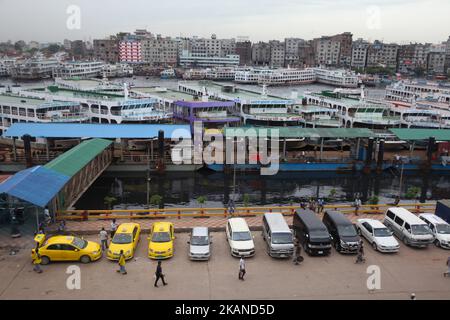 Alle Starteranker am 30. Mai 2017 im Startterminal von Sdarghat in Dhaka, Bangladesch. Alle Flusstransporte wurden ausgesetzt, da der Zyklon Mora an der Küste von Chittagong und Cox in Bazar niedergeht. Laut dem Meteorologischen Department von Bangladesch hat der Zyklon Mora die Küste von Bangladesch mit starken Winden und Regen getroffen und dabei Häuser und Bäume auf der St. Martin’s Island, Kutubdia, Teknaf und Cox's Bazar-Stadt beschädigt. (Foto von Monirul Alam/NurPhoto) *** Bitte nutzen Sie die Gutschrift aus dem Kreditfeld *** Stockfoto