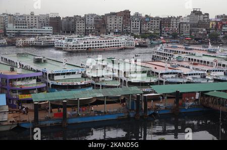 Alle Starteranker am 30. Mai 2017 im Startterminal von Sdarghat in Dhaka, Bangladesch. Alle Flusstransporte wurden ausgesetzt, da der Zyklon Mora an der Küste von Chittagong und Cox in Bazar niedergeht. Laut dem Meteorologischen Department von Bangladesch hat der Zyklon Mora die Küste von Bangladesch mit starken Winden und Regen getroffen und dabei Häuser und Bäume auf der St. Martin’s Island, Kutubdia, Teknaf und Cox's Bazar-Stadt beschädigt. (Foto von Monirul Alam/NurPhoto) *** Bitte nutzen Sie die Gutschrift aus dem Kreditfeld *** Stockfoto