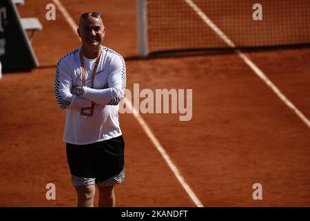 Trainer Andre Agassi sieht sich während eines Novak Djokovic Trainings vor seinem Spiel gegen Joao Sousa am vierten Tag der French Open 2017 bei Roland Garros am 31. Mai 2017 in Paris, Frankreich, an. (Foto von Mehdi Taamallah/NurPhoto) *** Bitte benutzen Sie die Gutschrift aus dem Kreditfeld *** Stockfoto