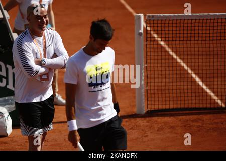 Trainer Andre Agassi spricht mit Novak Djokovic während eines Trainings vor seinem Spiel gegen Joao Sousa am vierten Tag der French Open 2017 bei Roland Garros am 31. Mai 2017 in Paris, Frankreich. (Foto von Mehdi Taamallah/NurPhoto) *** Bitte benutzen Sie die Gutschrift aus dem Kreditfeld *** Stockfoto