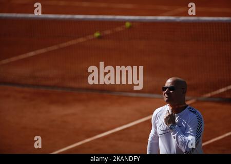 Trainer Andre Agassi sieht sich während eines Novak Djokovic Trainings vor seinem Spiel gegen Joao Sousa am vierten Tag der French Open 2017 bei Roland Garros am 31. Mai 2017 in Paris, Frankreich, an. (Foto von Mehdi Taamallah/NurPhoto) *** Bitte benutzen Sie die Gutschrift aus dem Kreditfeld *** Stockfoto