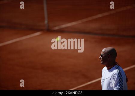 Trainer Andre Agassi sieht sich während eines Novak Djokovic Trainings vor seinem Spiel gegen Joao Sousa am vierten Tag der French Open 2017 bei Roland Garros am 31. Mai 2017 in Paris, Frankreich, an. (Foto von Mehdi Taamallah/NurPhoto) *** Bitte benutzen Sie die Gutschrift aus dem Kreditfeld *** Stockfoto