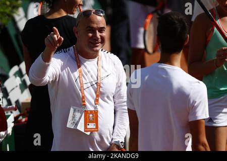 Trainer Andre Agassi spricht mit Novak Djokovic während eines Trainings vor seinem Spiel gegen Joao Sousa am vierten Tag der French Open 2017 bei Roland Garros am 31. Mai 2017 in Paris, Frankreich. (Foto von Mehdi Taamallah/NurPhoto) *** Bitte benutzen Sie die Gutschrift aus dem Kreditfeld *** Stockfoto