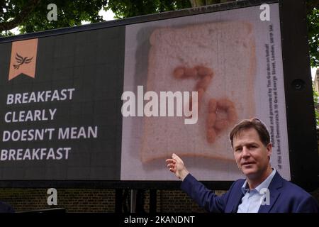 Nick Clegg, ehemaliger Lib-dem-Führer, enthüllt am 31. Mai 2017 in Lambeth, London, ein Plakat zur Kampagne, das die Pläne der konservativen Parteien zur Reduzierung der Finanzierung von Schulmahlzeiten angreift. (Foto von Jay Shaw Baker/NurPhoto) *** Bitte nutzen Sie die Gutschrift aus dem Kreditfeld *** Stockfoto