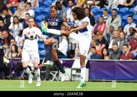 Wendie Renard (Kapitän) von Olympique Lyon wird am 1. Juni 2017 im Cardiff City Stadium, Cardiff, Wales, von Marie-Laure Delie aus Paris Saint-Germain während des UEFA Women's Champions League Finales zwischen den Frauen in Lyon und den Frauen in Paris Saint Germain herausgefordert. (Foto von Giuseppe Maffia/NurPhoto) *** Bitte nutzen Sie die Gutschrift aus dem Kreditfeld *** Stockfoto