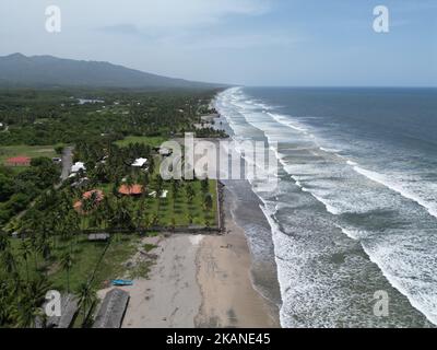 Die Meereswellen berühren die Küste mit dem grünen Blick auf den Strand, Playa El Espino, Usulutan, El Salvador, Luft Stockfoto