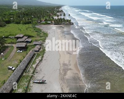 Die Meereswellen berühren die Küste mit dem grünen Blick auf den Strand, Playa El Espino, Usulutan, El Salvador, Luft Stockfoto