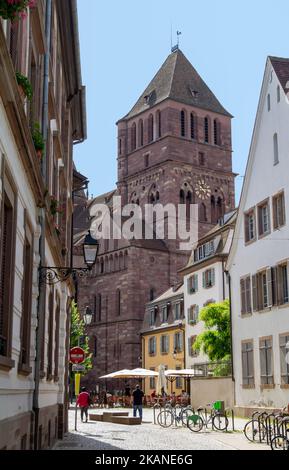 Idyllischer Eindruck rund um die Thomaskirche in Straßburg, einer Stadt im Elsass in Frankreich Stockfoto