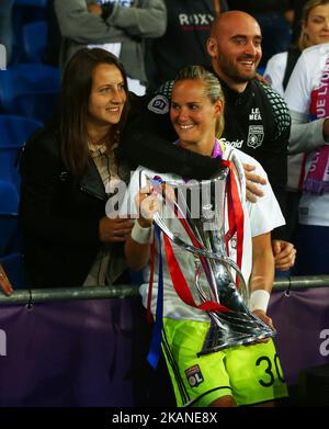 Meline Gerard von Olympique Lyonnais Feminies mit Trophäe während des UEFA Women's Champions League Finales zwischen Olympique Lyonnais Feminies und Paris Saint-Germain Feminies am 01. Juni 2017 im Cardiff City Stadium in Cardiff, Wales (Foto von Kieran Galvin/NurPhoto) *** Bitte nutzen Sie die Gutschrift aus dem Kreditfeld *** Stockfoto