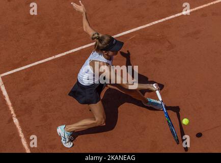 Tsvetana Pironkova aus Bulgarien gibt den Ball an Elina Svitolina aus der Ukraine während der zweiten Runde bei Roland Garros Grand Slam Turnier - Tag 5 am 1. Juni 2017 in Paris, Frankreich zurück. (Foto von Robert Szaniszló/NurPhoto) *** Bitte nutzen Sie die Gutschrift aus dem Kreditfeld *** Stockfoto