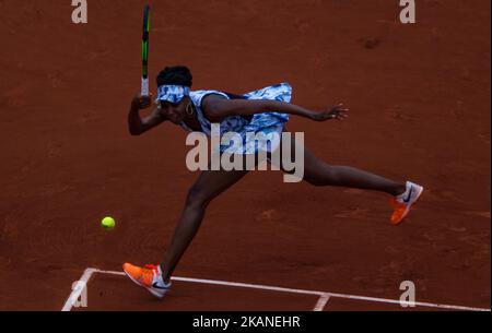 Venus Williams von den Vereinigten Staaten gibt den Ball an Elise Mertens von Belgien während der dritten Runde bei Roland Garros Grand Slam Tournament - Tag 6 am 2. Juni 2017 in Paris, Frankreich zurück. (Foto von Robert Szaniszló/NurPhoto) *** Bitte nutzen Sie die Gutschrift aus dem Kreditfeld *** Stockfoto