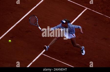 Elise Mertens aus Belgien gibt den Ball an Venus Williams aus den Vereinigten Staaten während der dritten Runde bei Roland Garros Grand Slam Tournament - Tag 6 am 2. Juni 2017 in Paris, Frankreich, zurück. (Foto von Robert Szaniszló/NurPhoto) *** Bitte nutzen Sie die Gutschrift aus dem Kreditfeld *** Stockfoto