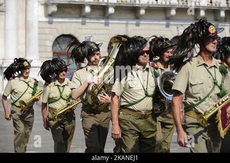 Italienische Bersaglieri nehmen an der Militärparade während der Feierlichkeiten zum Tag der Italienischen Republik am 2. Juni 2017 in Padua, Italien, Teil. (Foto von Roberto Silvino/NurPhoto) *** Bitte nutzen Sie die Gutschrift aus dem Kreditfeld *** Stockfoto