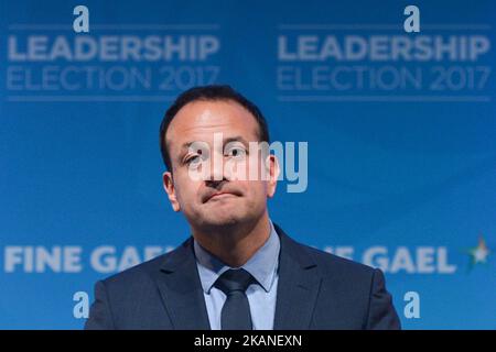 Leo Varadkar im Mansion House in Dublin, wo er zum neuen Anführer von Fine Gael gewählt wurde und auf dem Weg ist, Irlands erster schwuler Taoiseach zu werden. Nach der Bildung einer Minderheitsregierung von Fine Gael im Mai 2016 wurde Leo Varadkar zum Minister für Sozialschutz ernannt. Nach dem Rücktritt von Enda Kenny als Anführer von Fine Gael im Mai 2017 kündigte Varadkar seine Kandidatur für den Parteivorsitzenden an. Bei den Führungswahlen von Fine Gael stand er dem Minister für Wohnungsbau Simon Coveney gegenüber. Heute, am 2.. Juni 2017, wurde bekannt gegeben, dass Varadkar zum Leader of Fine Gael gewählt wurde und 51 davon gewann Stockfoto