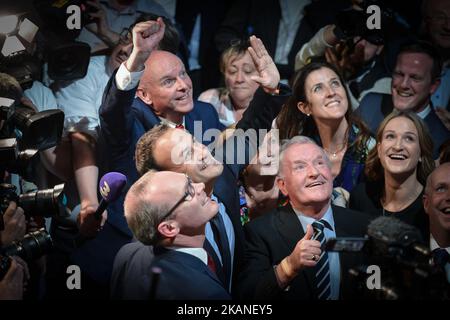 Leo Varadkar und Simon Coveney im Mansion House in Dublin, wo Varadkar zum neuen Anführer von Fine Gael gewählt wurde und auf Kurs ist, Irlands erster schwuler Taoiseach zu werden. Nach der Bildung einer Minderheitsregierung von Fine Gael im Mai 2016 wurde Leo Varadkar zum Minister für Sozialschutz ernannt. Nach dem Rücktritt von Enda Kenny als Anführer von Fine Gael im Mai 2017 kündigte Varadkar seine Kandidatur für den Parteivorsitzenden an. Bei den Führungswahlen von Fine Gael stand er dem Minister für Wohnungsbau Simon Coveney gegenüber. Heute, am 2.. Juni 2017, wurde bekannt gegeben, dass Varadkar zum Vorsitzenden gewählt wurde Stockfoto