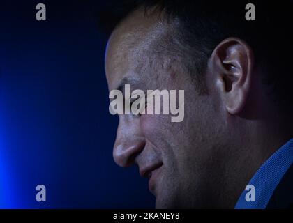 Leo Varadkar spricht im Mansion House in Dublin mit seinen Parteimitgliedern, wo er zum neuen Vorsitzenden von Fine Gael gewählt wurde und auf Kurs ist, Irlands erster schwuler Taoiseach zu werden. Nach der Bildung einer Minderheitsregierung von Fine Gael im Mai 2016 wurde Leo Varadkar zum Minister für Sozialschutz ernannt. Nach dem Rücktritt von Enda Kenny als Anführer von Fine Gael im Mai 2017 kündigte Varadkar seine Kandidatur für den Parteivorsitzenden an. Bei den Führungswahlen von Fine Gael stand er dem Minister für Wohnungsbau Simon Coveney gegenüber. Heute, am 2.. Juni 2017, wurde bekannt gegeben, dass Varadkar zum Vorsitzenden von F gewählt wurde Stockfoto