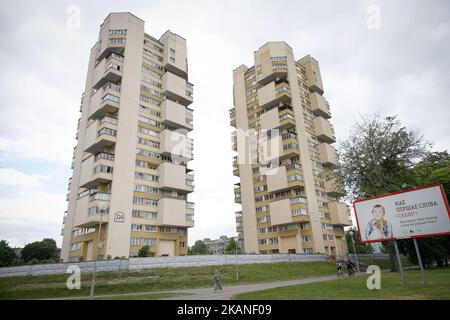 Eine ältere Frau geht am 1. Juni 2017 an zwei hohen Wohngebäuden in Brest, Weißrussland, vorbei. (Foto von Jaap Arriens/NurPhoto) *** Bitte benutzen Sie die Gutschrift aus dem Kreditfeld *** Stockfoto