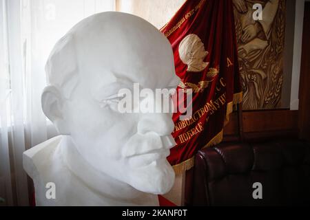 In der Lobby eines Hotels im alten Stadtzentrum ist am 1. Juni 2017 eine Büste des ehemaligen sowjetischen Führers Wladimir Iljitsch Uljanow, besser bekannt als Wladimir Lenin, zu sehen. Obwohl die meisten ehemaligen Sowjetstaaten schnell kommunistische Skulpturen losgeworden sind, bleibt Belarus unter der autokratischen Herrschaft von Präsident Alexander Lukaschenko ein sozialistischer Staat. (Foto von Jaap Arriens/NurPhoto) *** Bitte benutzen Sie die Gutschrift aus dem Kreditfeld *** Stockfoto