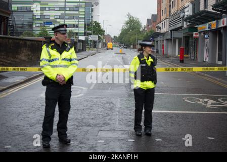 Polizeibeamte bewachen den abgesperrten Bereich einer Straße, in der ein Teil der Ermittlungen zur Explosion der Manchester Arena stattfindet, am Freitag, den 02. Juni in Manchester, Großbritannien, 2017. Die Greater Manchester Police behandelt die Explosion nach dem Ariana Grande Konzert, das am 05/22/2017 in der Manchester Arena stattfand, als einen Terroranschlag. (Foto von Jonathan Nicholson/NurPhoto) *** Bitte nutzen Sie die Gutschrift aus dem Kreditfeld *** Stockfoto