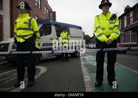 Polizeibeamte bewachen den abgesperrten Bereich einer Straße, in der ein Teil der Ermittlungen zur Explosion der Manchester Arena stattfindet, am Freitag, den 02. Juni in Manchester, Großbritannien, 2017. Die Greater Manchester Police behandelt die Explosion nach dem Ariana Grande Konzert, das am 05/22/2017 in der Manchester Arena stattfand, als einen Terroranschlag. (Foto von Jonathan Nicholson/NurPhoto) *** Bitte nutzen Sie die Gutschrift aus dem Kreditfeld *** Stockfoto