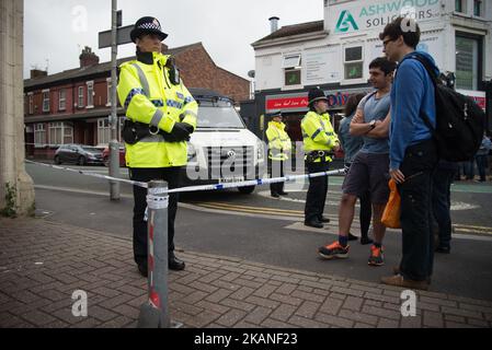 Ein Polizeibeamter bewacht den abgesperrten Bereich einer Straße, in der ein Teil der Ermittlungen zur Explosion der Manchester Arena stattfindet, am Freitag, den 02. Juni in Manchester, Großbritannien, 2017. Die Greater Manchester Police behandelt die Explosion nach dem Ariana Grande Konzert, das am 05/22/2017 in der Manchester Arena stattfand, als einen Terroranschlag. (Foto von Jonathan Nicholson/NurPhoto) *** Bitte nutzen Sie die Gutschrift aus dem Kreditfeld *** Stockfoto