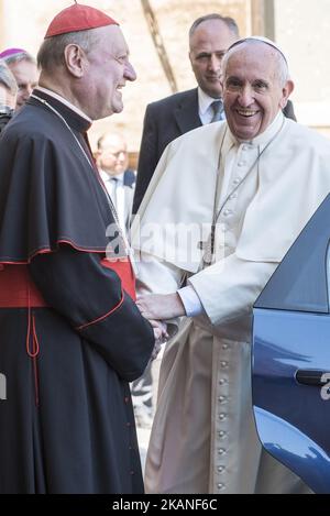 Papst Franziskus schüttelt die Hände mit Kardinal Ravasi bei der Begegnung von Papst Franziskus mit Kindern aus den vom Erdbeben in Mittelitalien heimgesucht Gebieten, in der Paul VI. Halle im Vatikan, am Samstag, den 3. Juni 2017. (Foto von Massimo Valicchia/NurPhoto) *** Bitte nutzen Sie die Gutschrift aus dem Kreditfeld *** Stockfoto