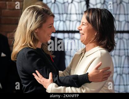 Münster, Deutschland. 03. November 2022, Nordrhein-Westfalen, Münster: Annalena Baerbock (Bündnis 90/die Grünen), Außenministerin, begrüßt Kanadas Außenministerin, Frau Melie Joly (l.), zur ersten Arbeitssitzung während des Treffens der G7 Außenminister. Foto: Martin Meissner/POOL AP/dpa Stockfoto