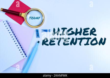 Konzeptionelle Darstellung höherer Retention. Unternehmensüberblick die Steigerung der Umsätze eines Unternehmens ist von einem Zeitraum zum nächsten Stockfoto