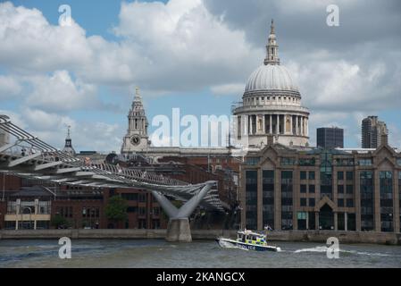 Die Nachwirkungen des Terroranschlags auf die London Bridge sind am 4. Juni 2017 in London zu sehen. Polizeibeamte der Forensik arbeiten auf der London Bridge. Sieben Menschen wurden im Zentrum von London getötet, nachdem drei Männer auf der London Bridge einen Van in Fußgänger gefahren hatten, bevor sie einen Messerangriff auf Menschen in der Nähe des Borough Market startten. Auch in der Nähe der Brücke wurden Blumen zum Gedenken an die Opfer gelegt. (Foto von Alberto Pezzali/NurPhoto) *** Bitte nutzen Sie die Gutschrift aus dem Kreditfeld *** Stockfoto